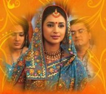 ELUGANFLOWCOMTFEMIS - Divyanka Tripathi