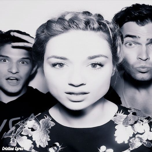 ➹❛ЯΛÐłØΛϾTłVƐ❜☂ Combinația perfectă. #Kol ; *aruncă cu buruieni în ea.* #Elena