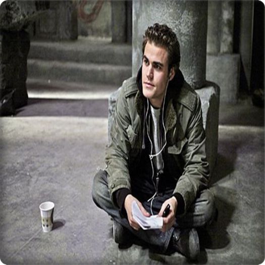 CL *a ascultat toata discutia , stand pitit dupa bradul de Craciun*; *aplauda* Asa Kol !! Asa !! ;; Tu sa-mi dai perechea aia de ch;loti inapoi , daca tot nu ti a convenit si iti bati joc de 6 luni de mine ;) :)))))))))) #davina
