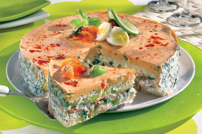 Tort cu branza si somon - Idei de aranjare a platourilor pentru  mese festive si ocazii speciale