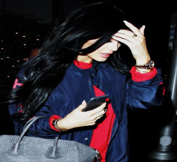 ⊿◤;. [cl] E si o prăjitura pe acolo #adda heii #ely; [#se pune pe un fotoliu si începe  sa fredoneze in șoaptă  http://youtu.be/ufmu4KTZpTY .
