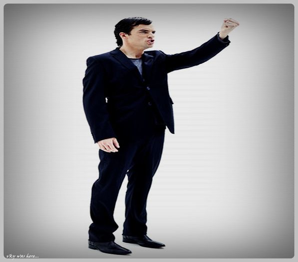 - |intra in casa ametit si ramane in usa tipand| Da pro;;stul asta e usa... (cl); Lasa dr;aq geamu in pace...
