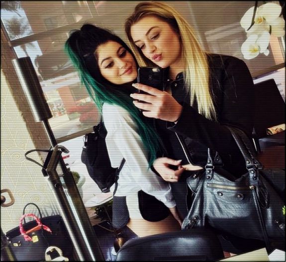 ⊿◤;.  mersi ;3 [#smile,bea din cana. #ely nimic interesant .. #neymar awkey #adda