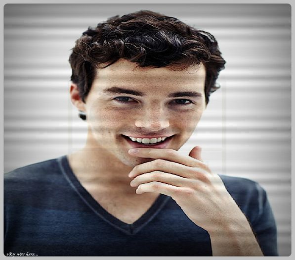 - |se duce pe scari in unu din apartamente|