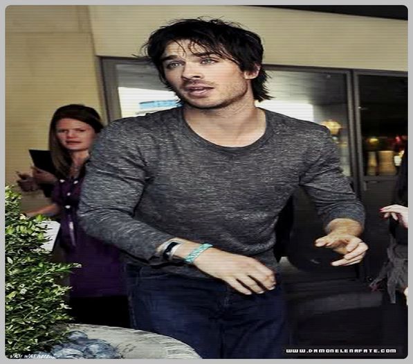 ▬ ❝|isi ia o sticla si pleaca la el in apartament|