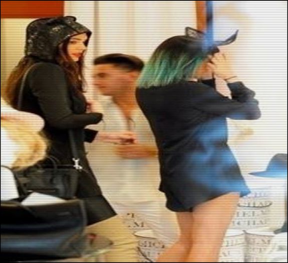 ⊿◤;. [#ofteaza , se uita`n juru ei plictisita .