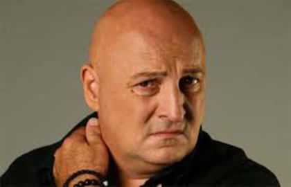 Daca o faci pt fiul tau n-ar trebui sa vorbesti asa de Eny.Este o fata cuminte, frumoasa,; respectoasa si harnica. Asa mama esti? :| ... daca te-ar auzi ca vorbesti asa de ea sigur s-ar supara pe tine.

