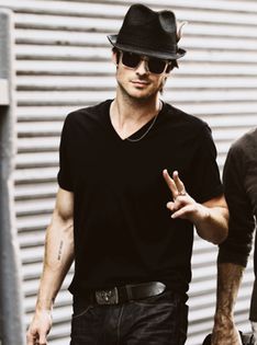 *se ridica si isi pune geaca*