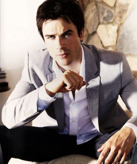 *intra*Am venit sa...*se opreste* Cine esti fa?