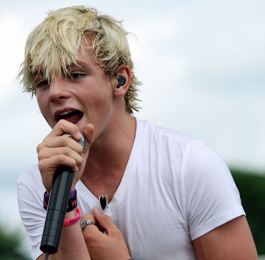 1045px-Ross_Lynch_Paparazzo_Photography - Ross Shor Lynch