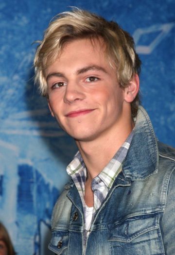 ross-lynch-premiere-frozen-03