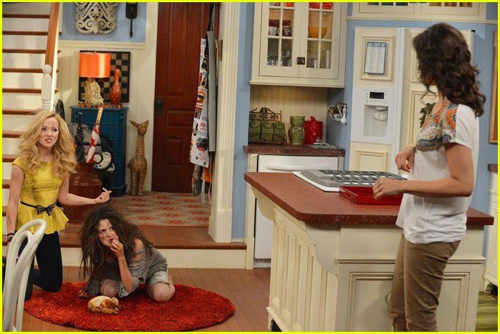 liv-maddie-howl-rooney-laura-marano-stills-21