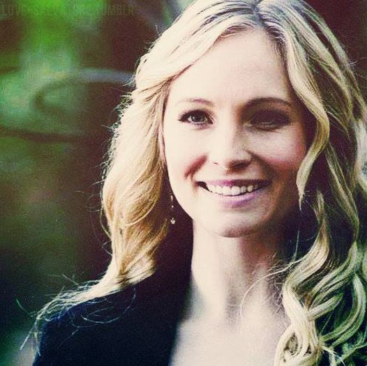 ᵔᴥᵔ -- _Click_ *Îl ignoră pe Fane:))* Văd că eşti fascinată de blond; Ce zici, nu faci şi tu o schimbare d-asta şi te faci blondă ?? :)) #Elena
