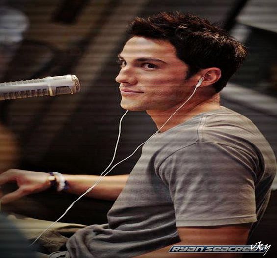 ▬ ❝|vine din bucatarie si se tranteste pe canapea|