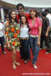 normal_Ranbir-Deepika-Bipasha-Minissha_promote_Bachna_Ae_Haseeno_%2815%29