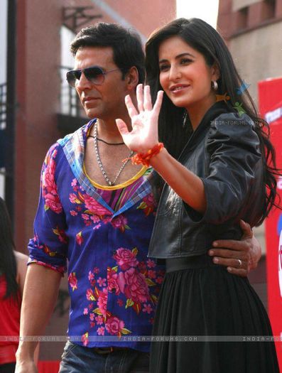 113343-akshay-kumar-and-katrina-kaif-dancing-in-public-in-new-delhi-to