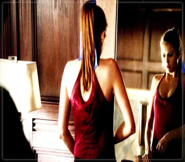 》[23.12] *sta si se holbeaza la ea in oglinda*