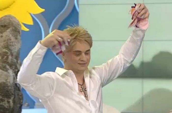 *intra si il saruta pe buric* #klaus