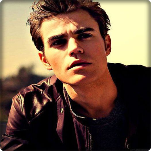 Buna Elena :))) *se uita cand la Klaus,cand la Alaric,cand la Cristi*