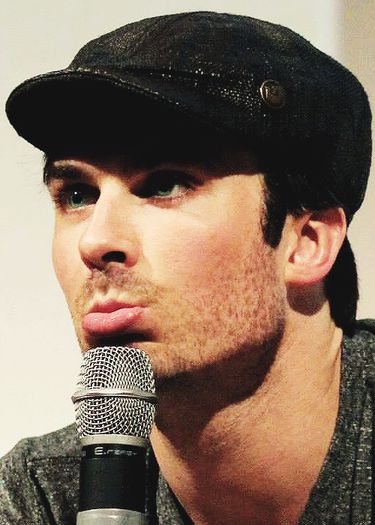 Oo brad frumos cu cetina tot verdee.. Gata hai da-mi sticla aia de Bourbon. - episodul 03