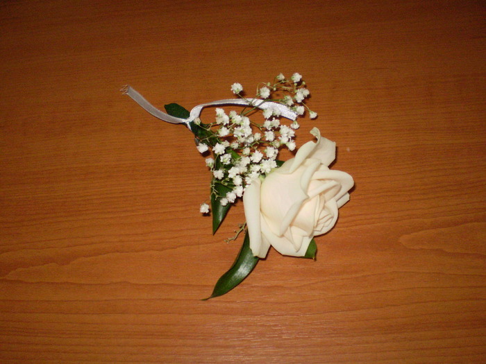 P7310780; cocarda trandafir alb
