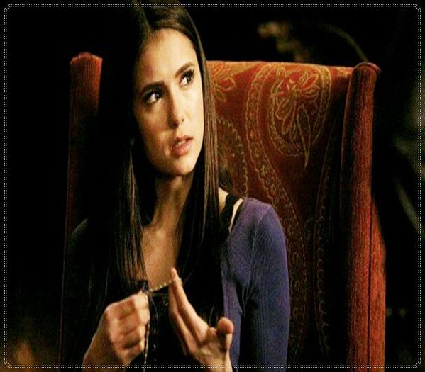 》clk *isi intoarce putin privirea spre brad si se uita confuza la cadourile de sub el*..; Astea cand au mai aparut?...*se ridica de pe canapea si se uita la cadouri*
