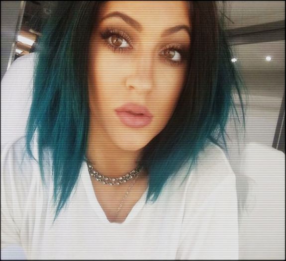 ∆▽■□ .nɒϱɿom ɒnin ♔♥●✿. [cl][#iese din lift si se uita in jur,vede; cadourile de sub brad . ce cute ;3 [#smile .
