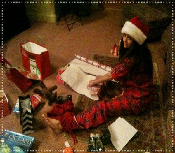 》Daaap ;X Craciun fericit ;;) *se pune pe jos si-si deschide cadoul* ;c . - Epii 22 _ Let it snow