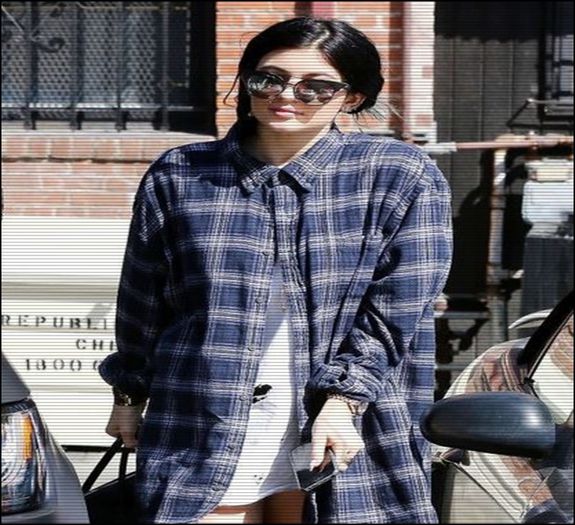 ∆▽■□ .nɒϱɿom ɒnin ♔♥●✿. [cl][#continua sa cante . Noi nu facem chef ca unii cu fetite; in bikinii , ca noi suntem haimanale .. la noi fetele sunt goale .. [#isi termina cafeaua , se intoarce cu fata la adda .
