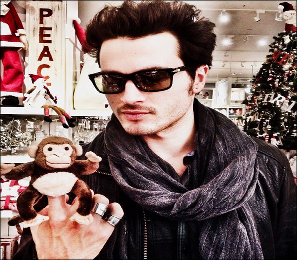 ✿ - *hug back* Iti place cadoul? *isi pune ochelarii de la ea, cl - here - episode 38 - done