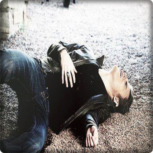 *cade pe jos de durere*