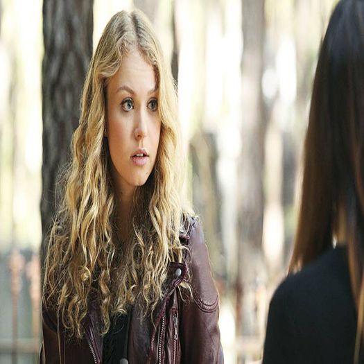 ⭐.; #vine pe usa, se uita in jur si se arunca pe canapea.