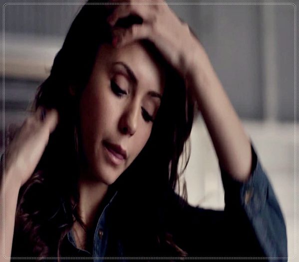 *coboara scarile aranjandu-si parul*Neataa