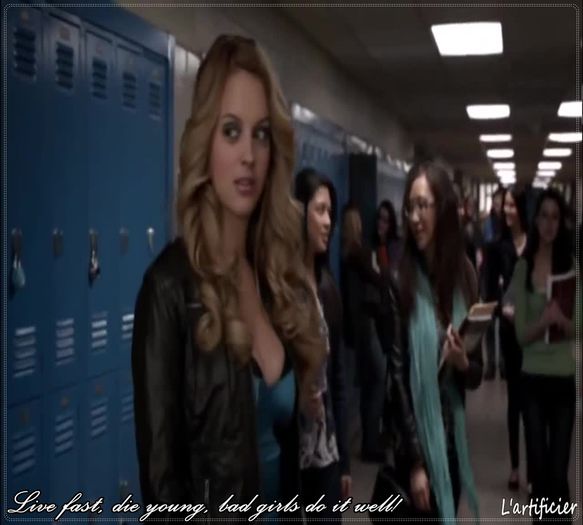 》*se plimba prin sufragerie*