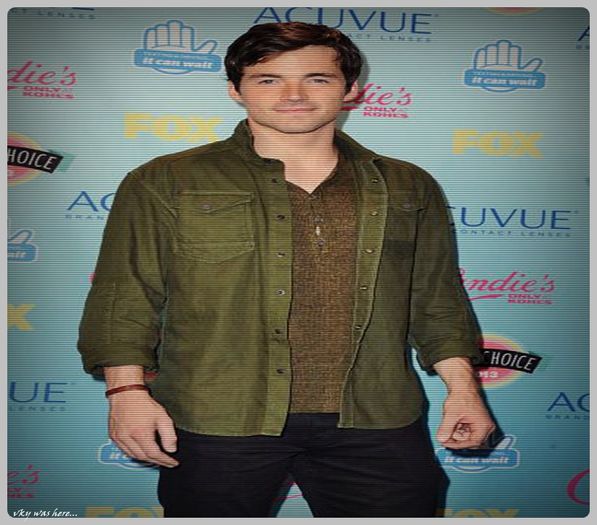 - Pai sunteti plictisitoare... Tu nu faci decat sa te plangi (cl); de parca ai trai intr`un cos de gunoi si nu intr`o cladire... Iar sorata il plange pe #Tyler parca ar fi mu;rit...#niina + Sper sa te distrezi. Si app #Tyler vine cu mine, nu ma duc singur pe acolo.#a
