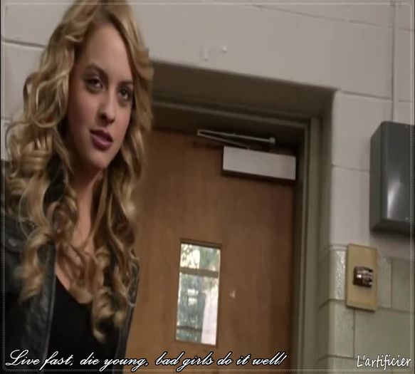 》*ii arunca o carte-n cap* Mai ales dez;bracat si cantand in dus:-?=))))))))