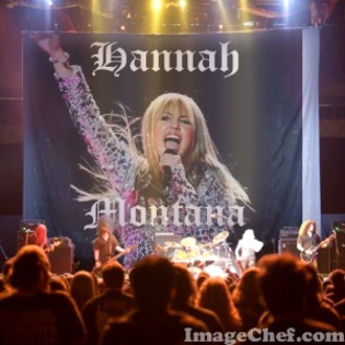 in cateva minute,hannah montana va sosi!! multimea striga.. hannah hannah hannah - banda desenata hannah in concert