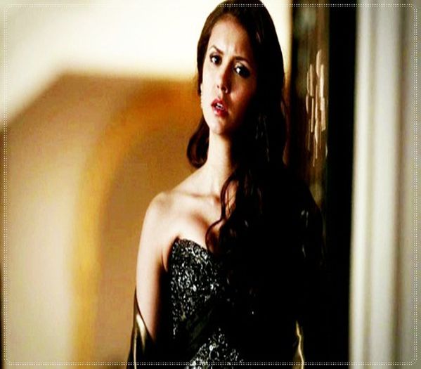 》clk Ok #Bonnie. Minte!! ;( Vrea sa-mi amaneteze lantisoru ;( *il imbratiseaza dandu-l la; o parte pe Stefan* #Damon =)))))
