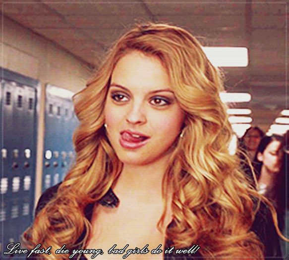 》clk Bine;3 #Davina*se intoarce imbracata intr-un saree si danseaza cu el; cantand cu voce de sugrumata ascutita* =))
