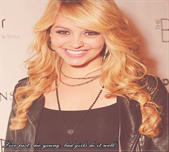 》Asa ;< *il imbratiseaza si pune vin in pahare*