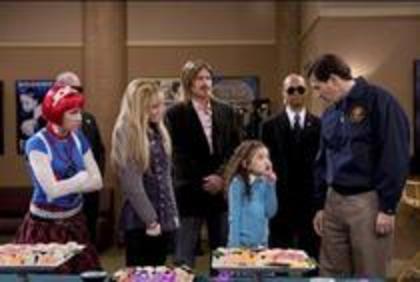 GUICLZKLGOVIIFYGJZZ[1] - episoade hannah montana