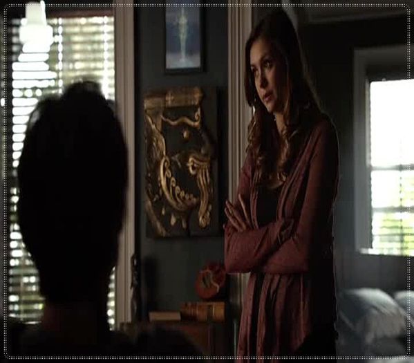 》*se plimba prin sufragerie*