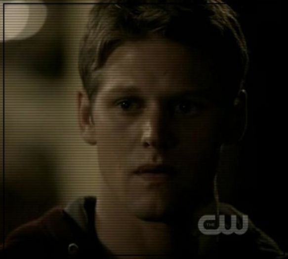 ■ . |vine si o prinde de la spate| De ce tipi? :3