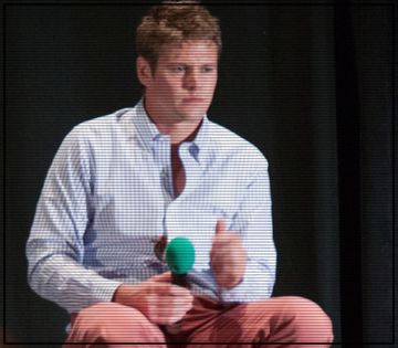 ■ . |ii trage scaunul sa se aseze la masa; dupa se aseaza si el| Pofta Buna! :*