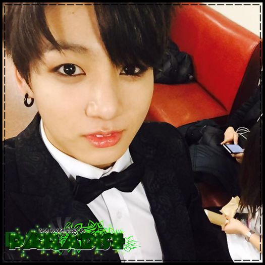 JK| Noona. :3 *hug Ail; se pune pe canapea*