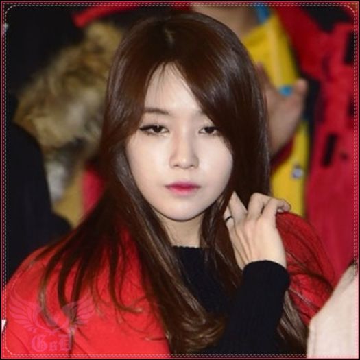 M|. |ia un pahar de pe masa, il toarna in cap lui Seo| . :)