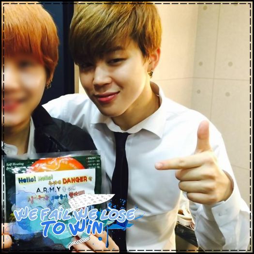 JM) Sunt locul 3? Ma dezamagesti. *bea; lasa paharul pe masa; merge langa Seo; desc*; Hai la dans, mhm? :&gt;
