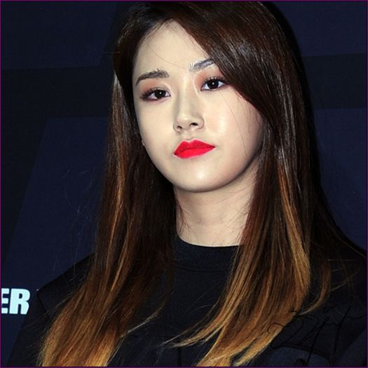 GY|-[se uită la Min; ridică din umeri; dansează în continuare]