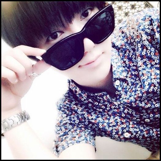 <Y>. |se uita la Hyuna:3|. Noi ne caram. :)). Noapte buna:* .|o ia in brate,pleaca sus|