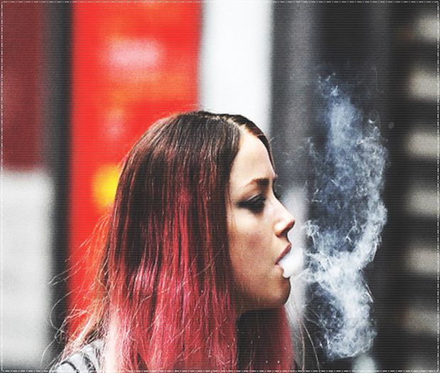 ✌↘;.wιɴcнeѕтer;. #zâmbește și râde scurt când se uită la Tyler. Sunt bine acum mi-au dat calmante :3